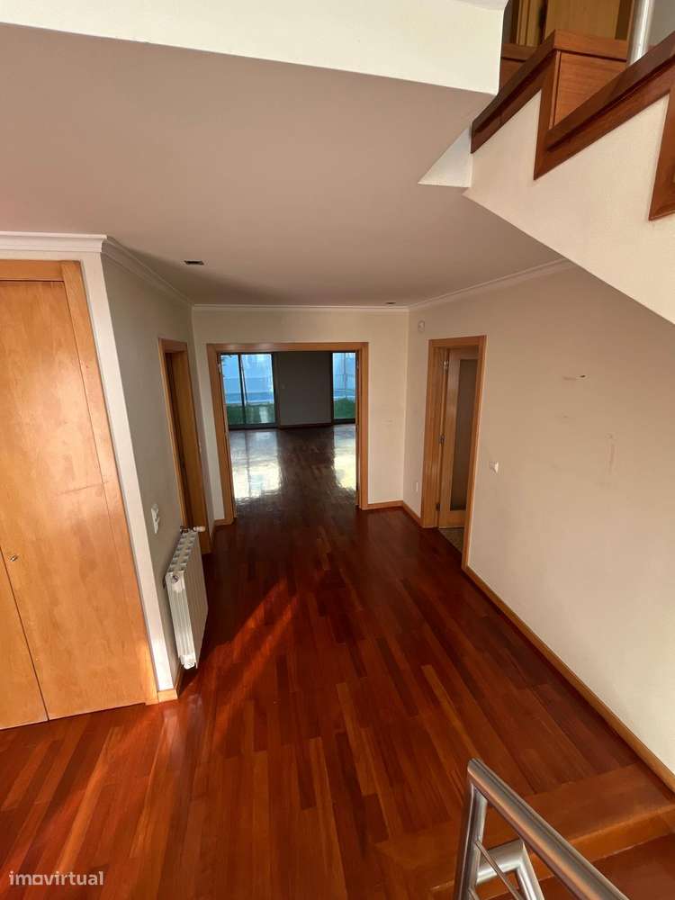 Geminada com piscina, garagem e terraço em Canidelo-5