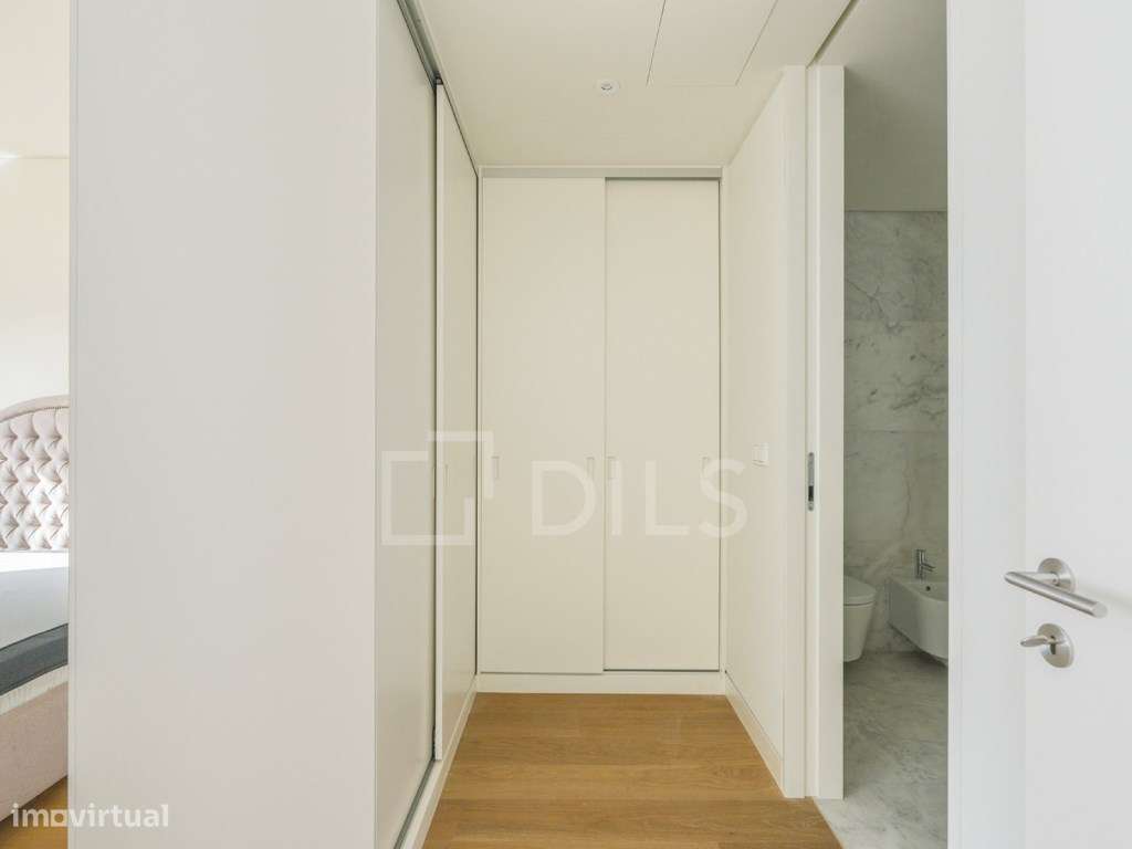 Penthouse T3 com varanda ampla e garagem privada, em Lisboa-25