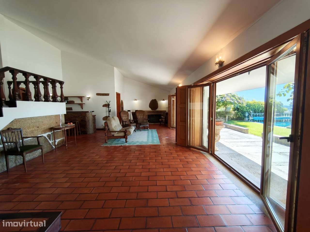 Moradia T4 com piscina e jardins-8