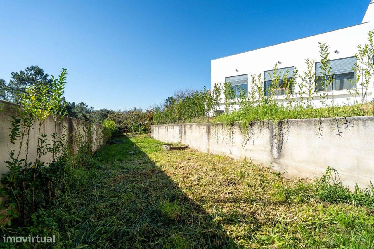 Moradia térrea T3+1 com linhas modernas,varandas,churrasco,jardim,gara-50