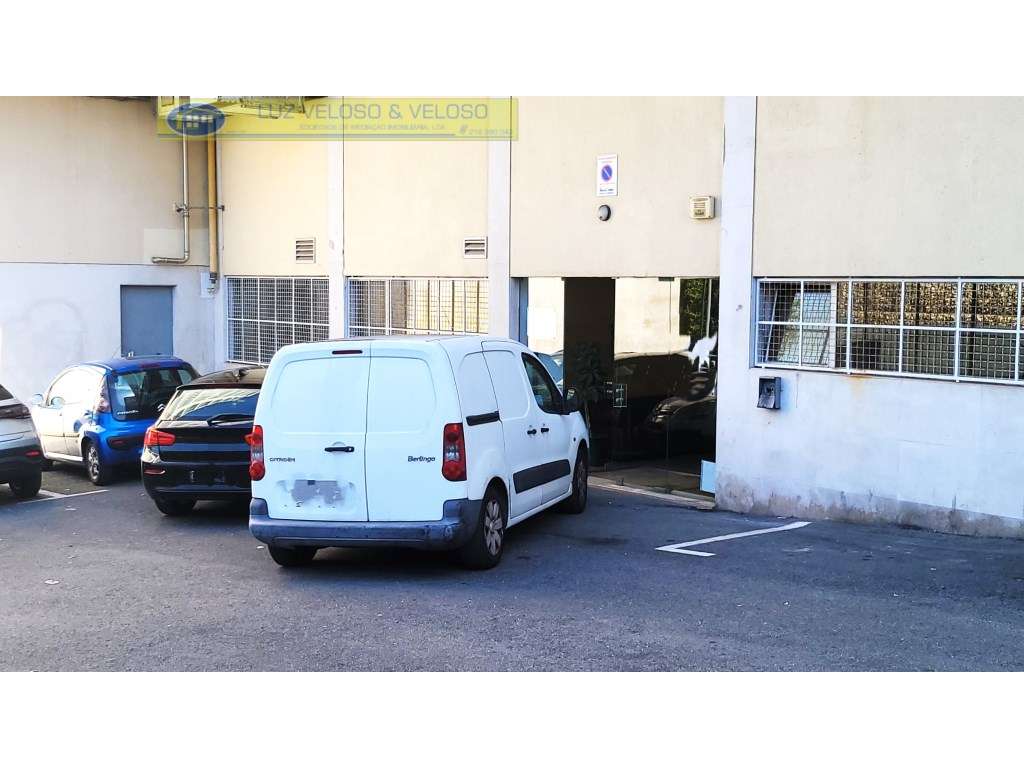 Armazém de 3 pisos, 3 entradas, 1118 m2, nas Olaias, Lisboa-7