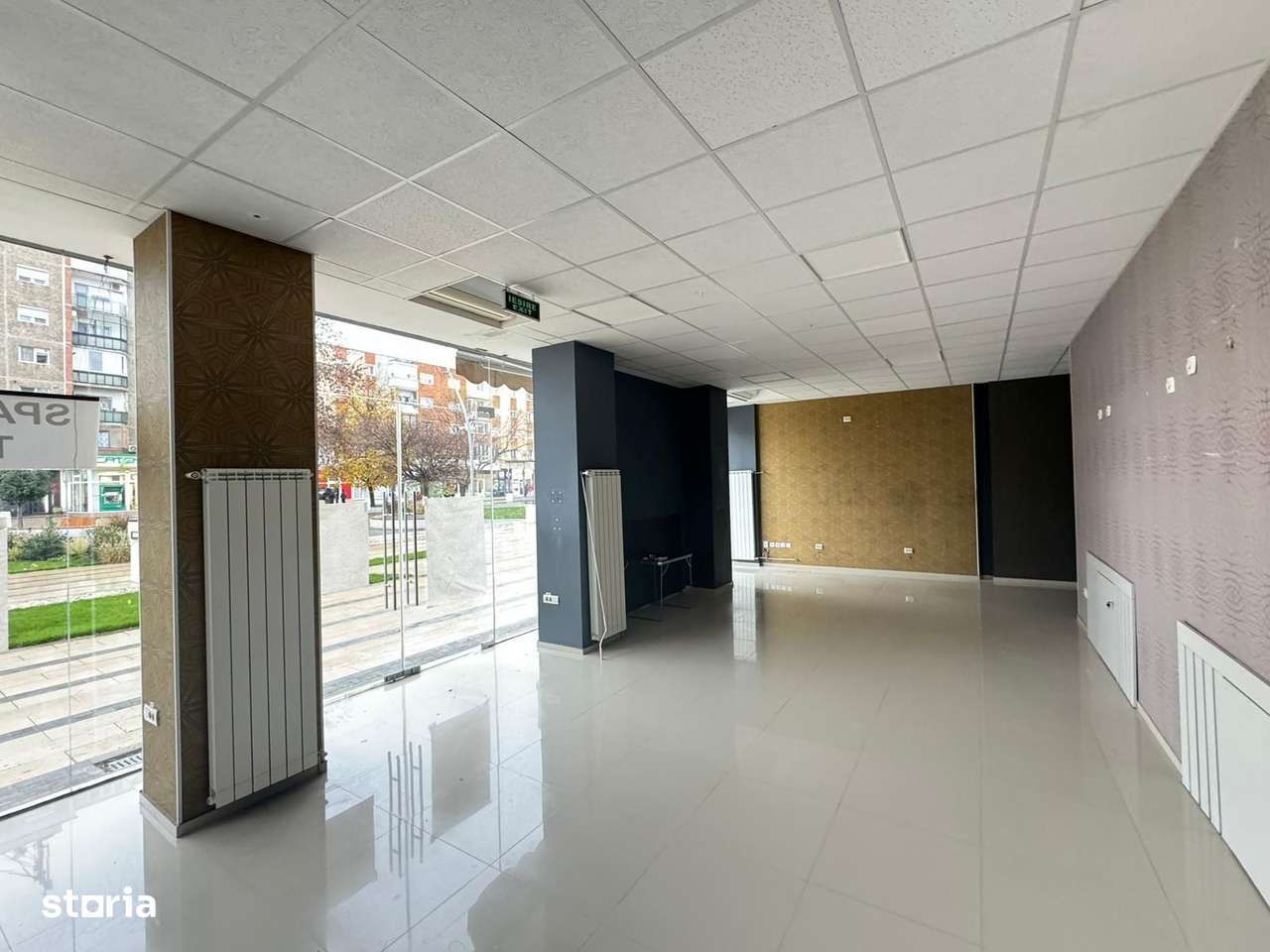 Spațiu comercial de închiriat cu vitrină de 12 m în zona Miorița - Imagine principală: 5/10