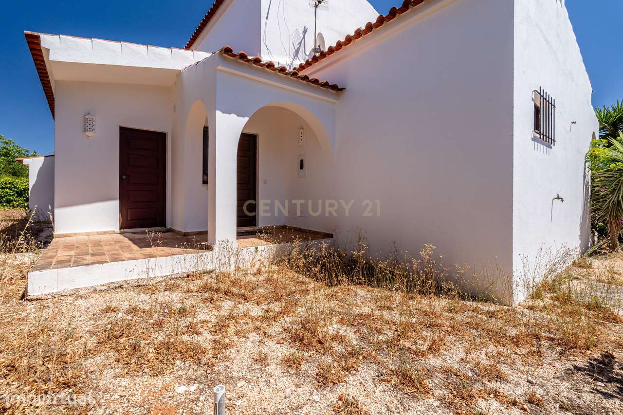 Moradia Bifamiliar T3 + T1 com Piscina  junto aos Campos de Golfe de A-3