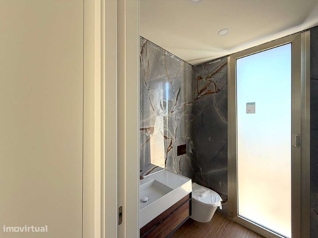 Exclusiva Moradia Isolada T4 com 3 Suítes, Piscina Privada e Garage...-16
