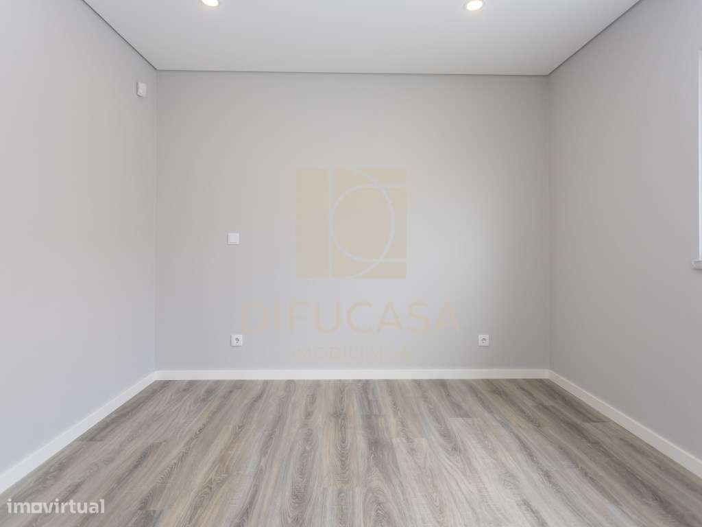 R235 - Moradia T4 Pronta Habitar Centro de Fernão Ferro-13