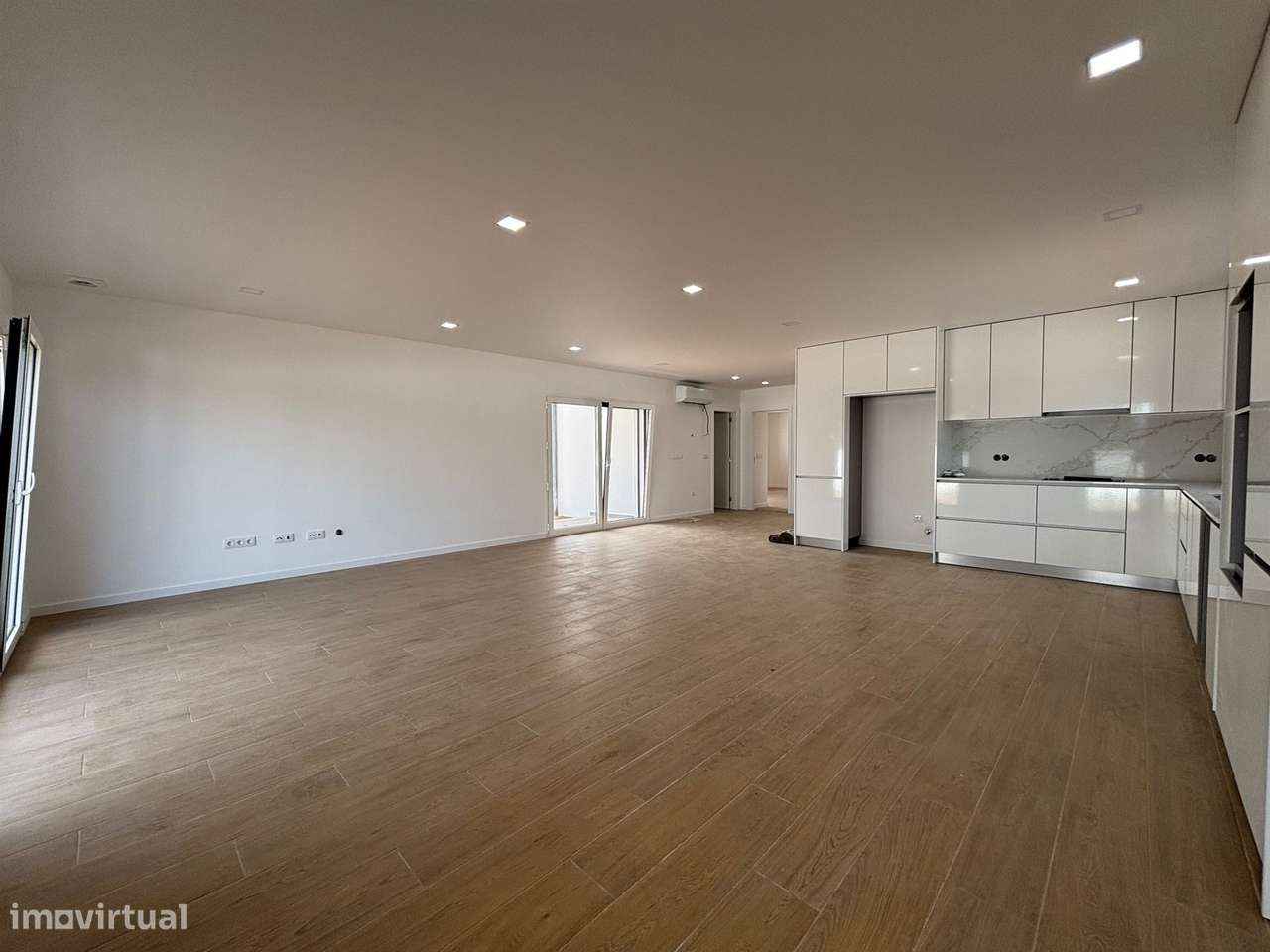 Moradia T4+1/ Terreno / Terraço / Nova / Caxarias-6