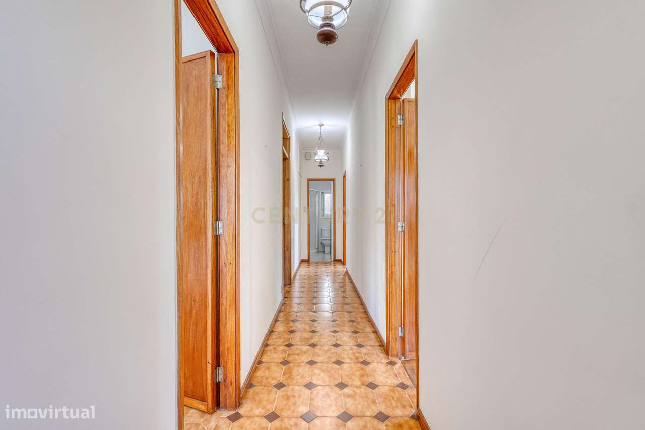 Moradia T3 com 4 frentes e garagem junto a igreja da Santa Rita-27