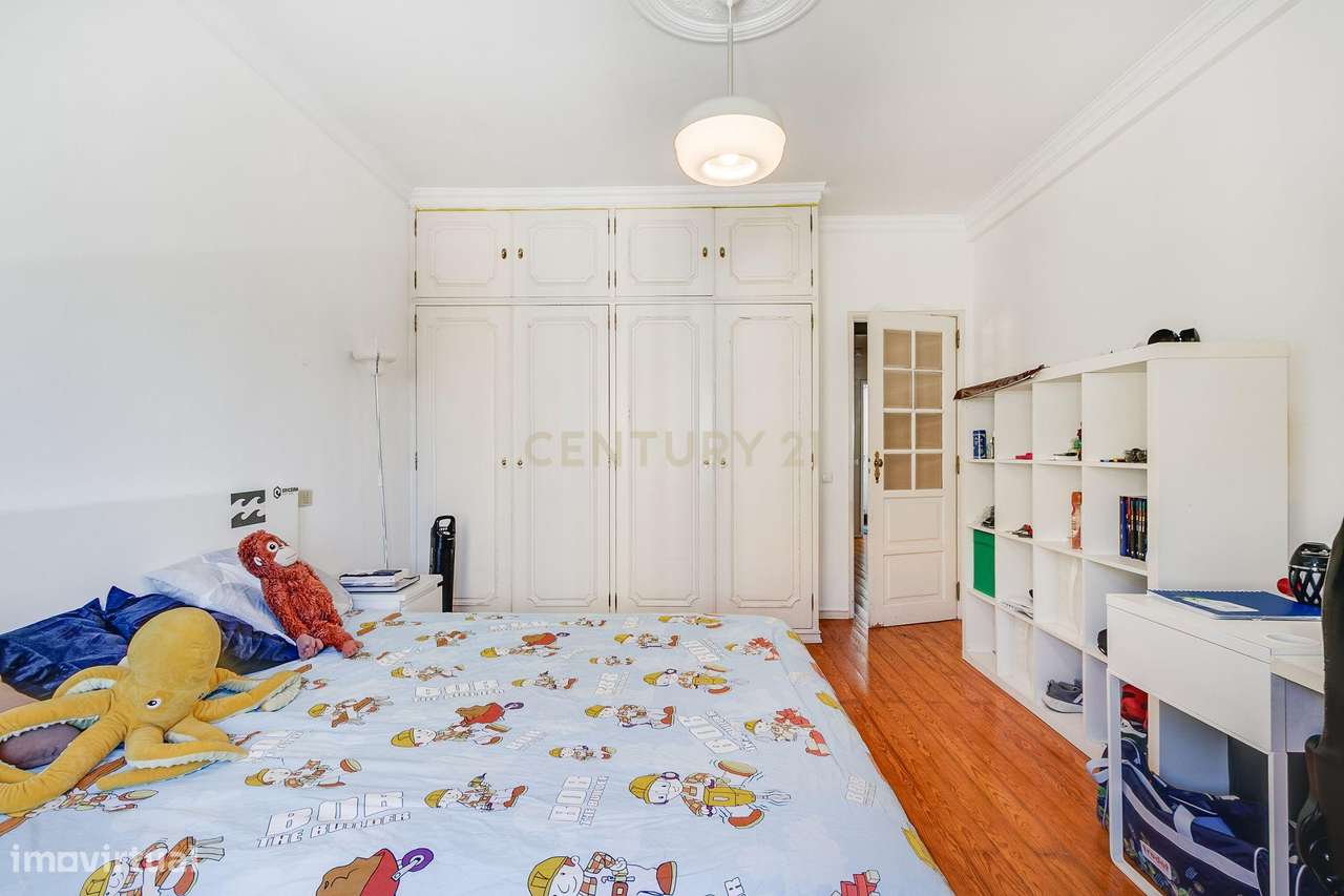 Terreno de 956m2 com duas moradias em Alcântara, Lisboa, uma T4 e T3-44