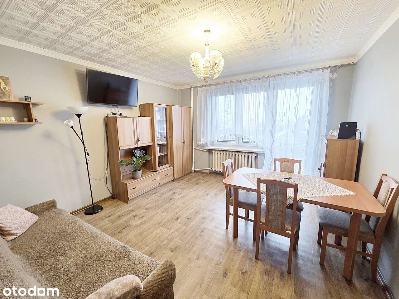 Z balkonem i budynkiem gospodarczym-4