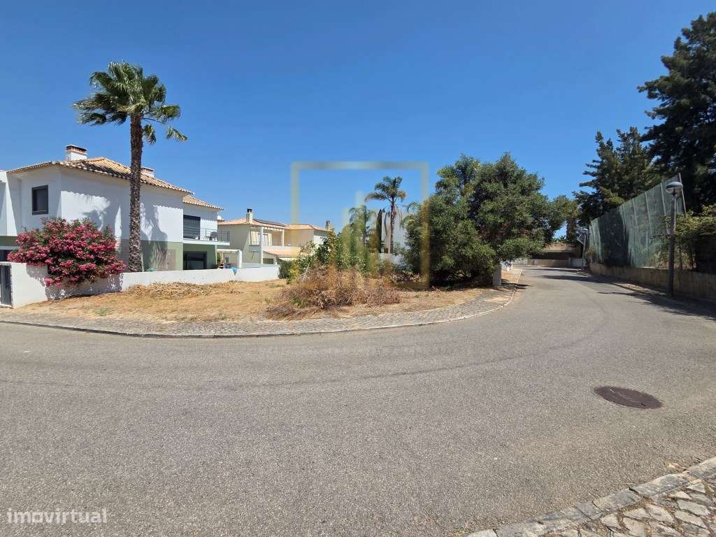 Lote de terreno com 440m2 para construção de moradia isolada T4+1, ...-4