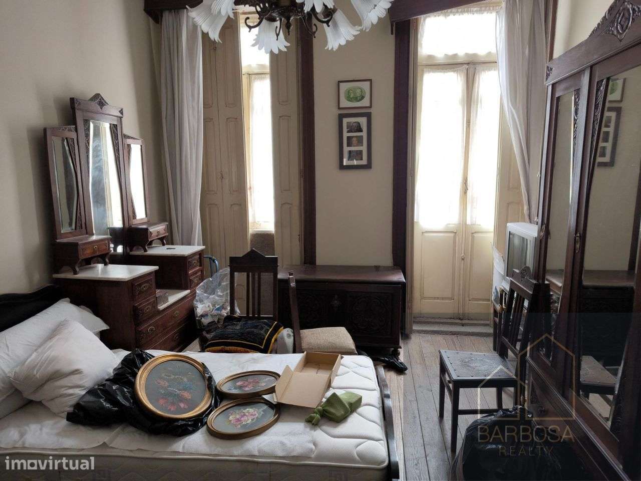 Moradia ANTAS - Av. F. Magalhaes - possivel prédio R/Ch+5! Zona ARU!-9