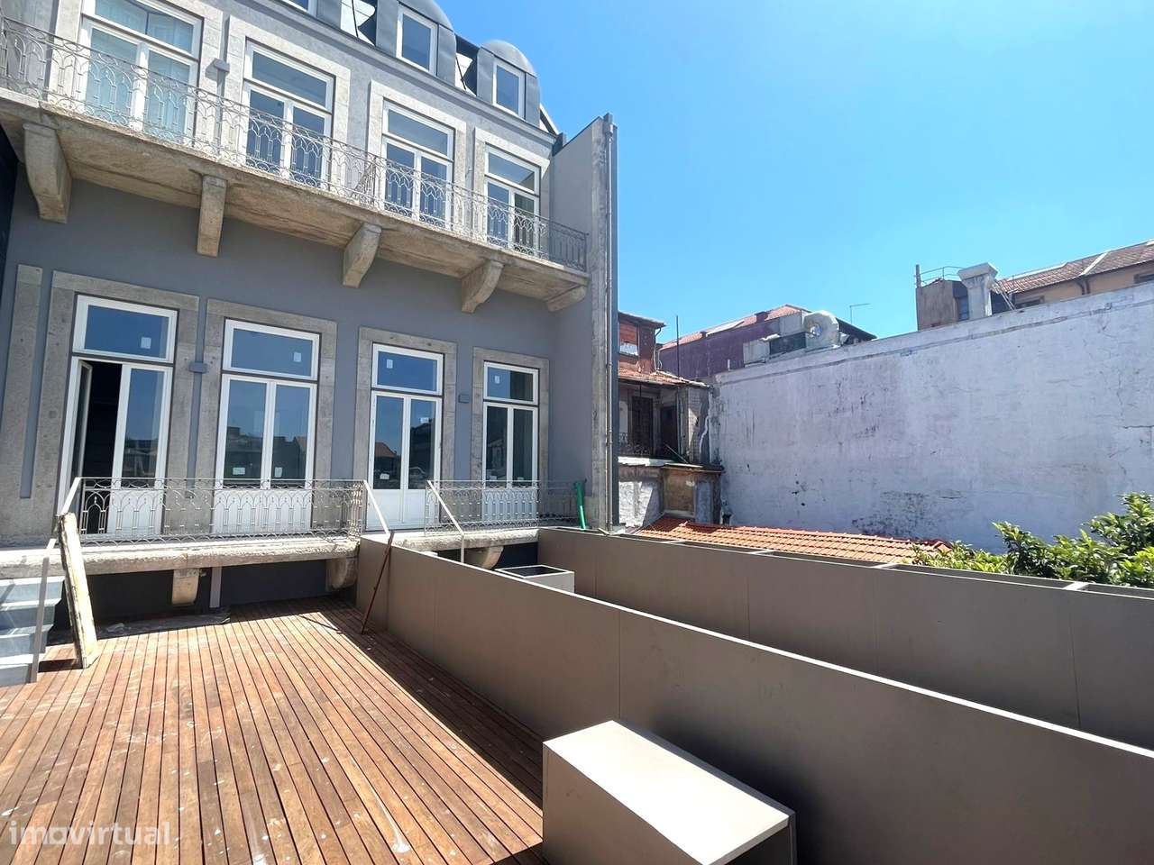 T0 c/ mezanino e varanda na zona nobre da baixa do Porto - Grande imagem: 5/30