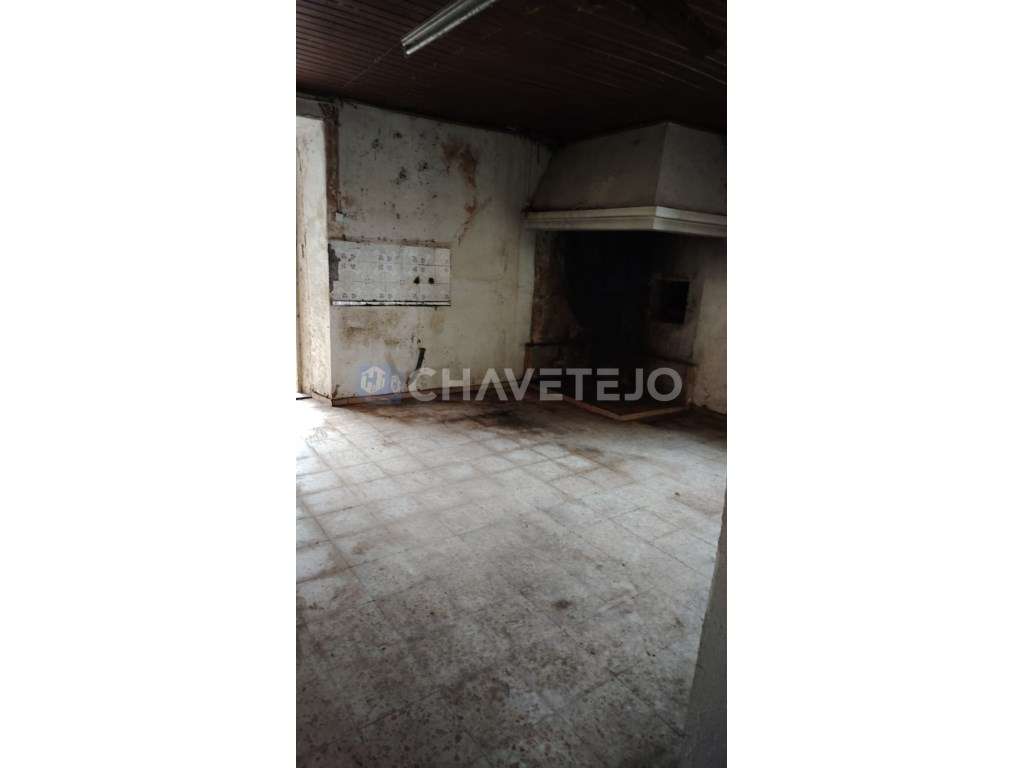 Casa para reabilitação com terreno, garagem e arrumos com cerca de ... - Grande imagem: 4/35
