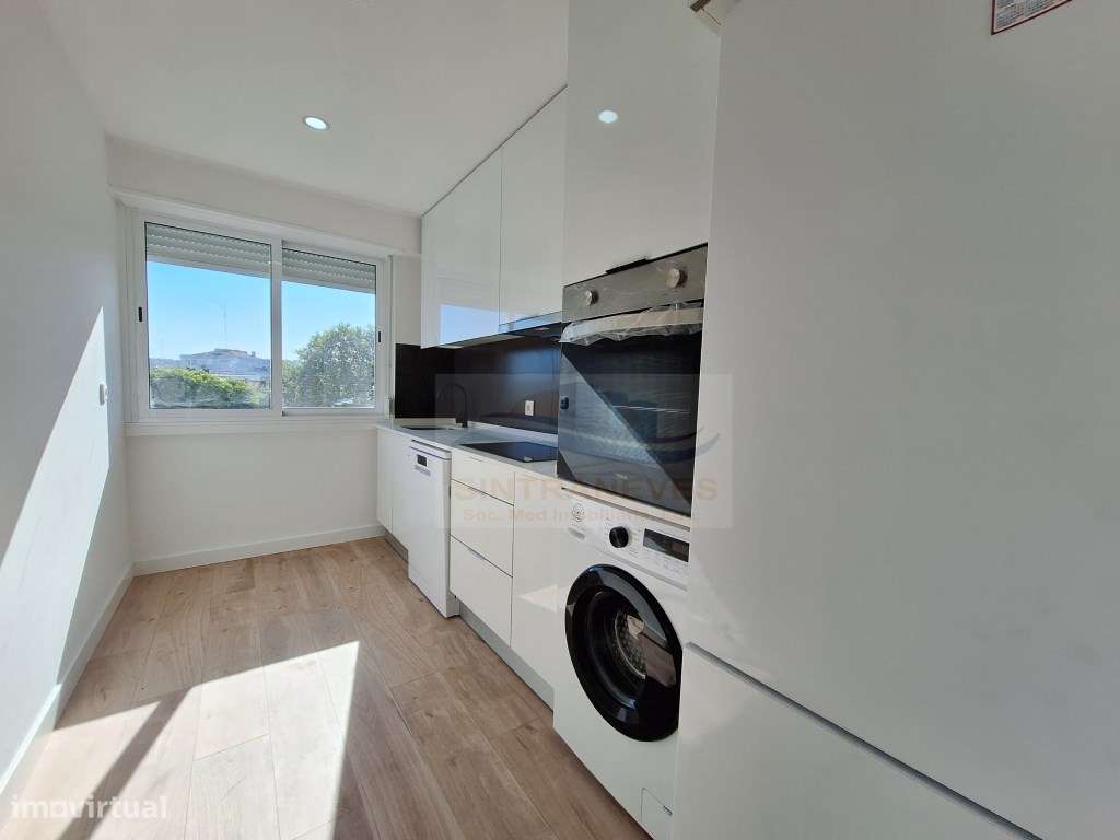 T2 em remodelação total, com varandas, na Damaia de Baixo - Grande imagem: 3/13