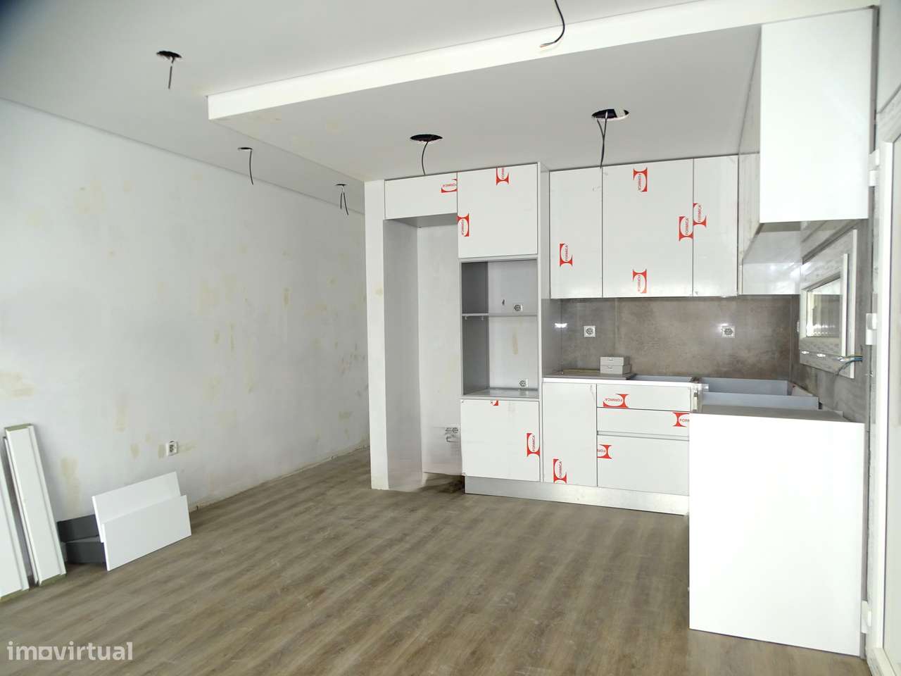 Geminada T3 com garagem, jardim e terraço-6