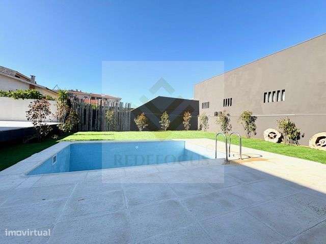 Moradia T4 de Luxo com Piscina e Jardim em Esmoriz-53
