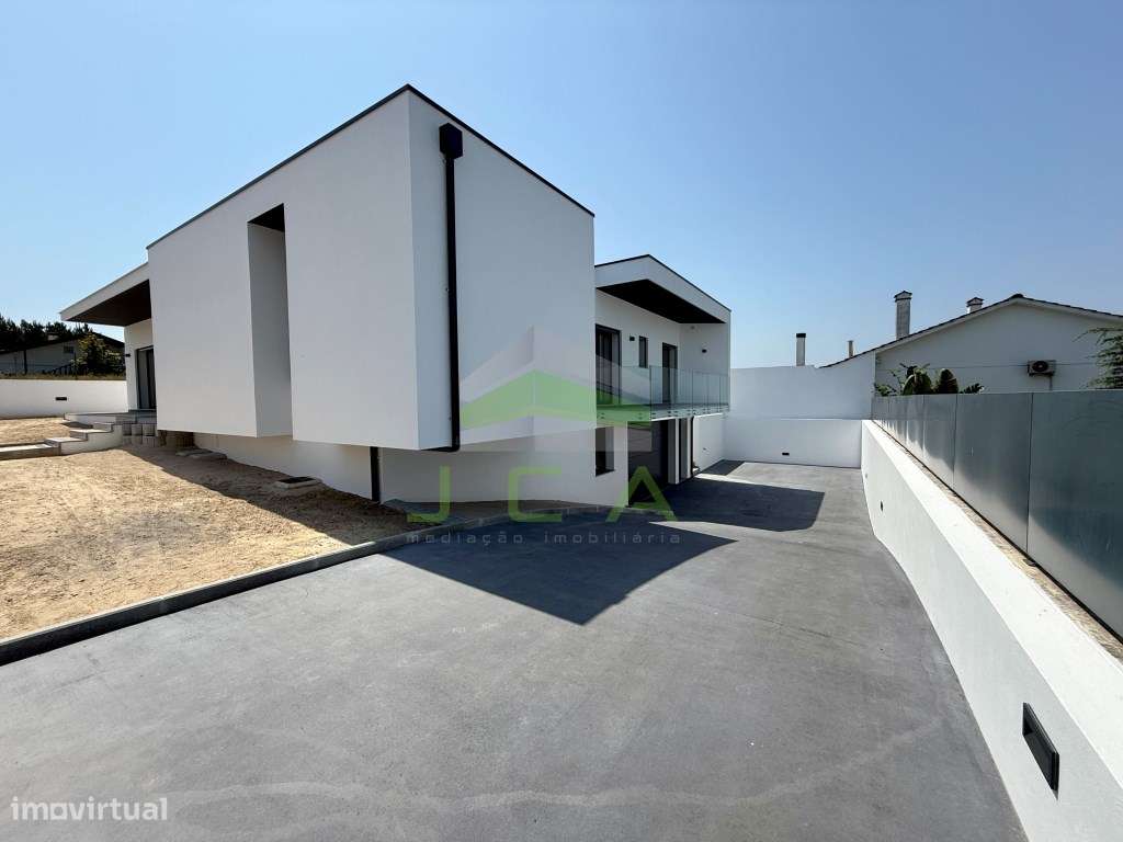 Moradia V3 nova com jardim, na zona dos Pousos-3