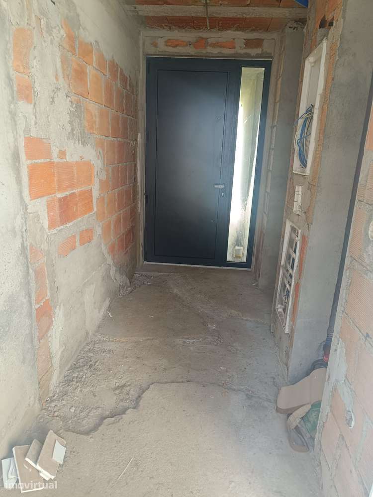 Moradia térrea isolada de 4 frentes em construção-19