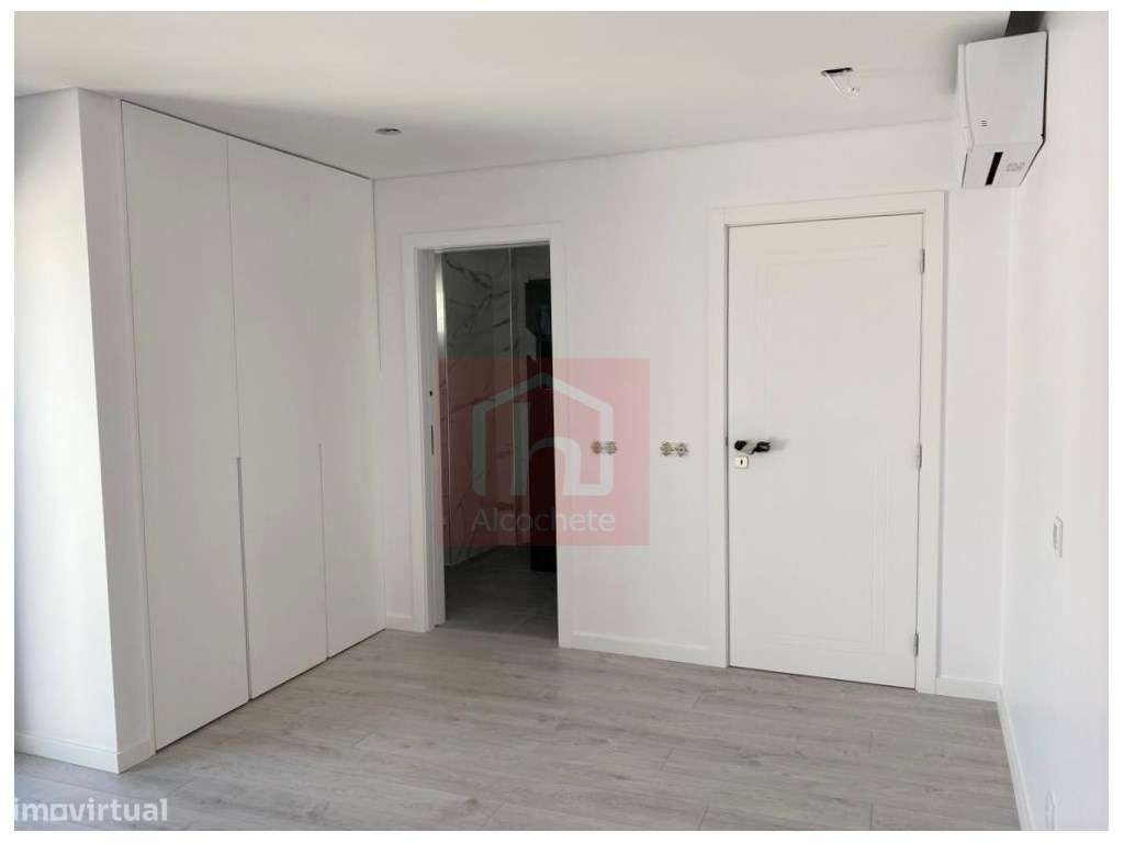 Apartamento T4 Duplex com garagem box no centro de Alcochete-20