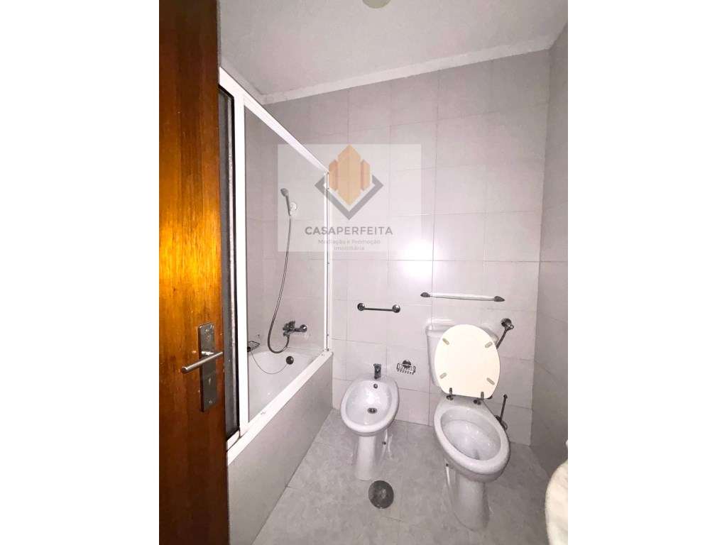 Apartamento T2 com Varanda Fechada e Lugar de Garagem - Junto ao El...-13