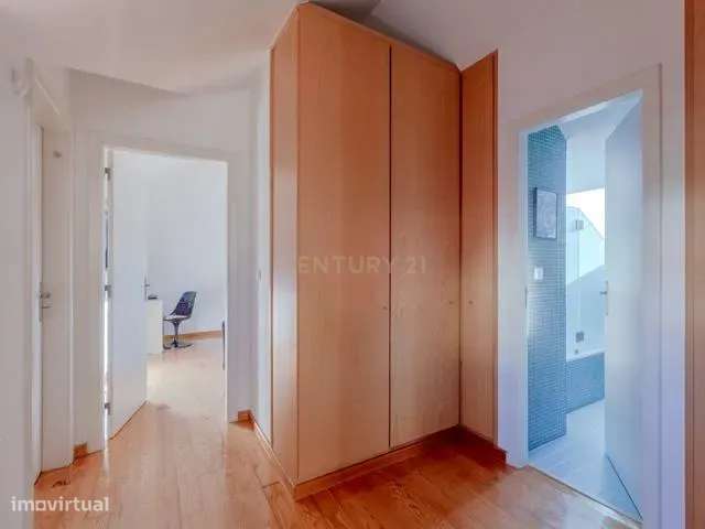 Moradia T6 com Jardim Interior e Garagem na Lapa – Junto à Embaixada d-11