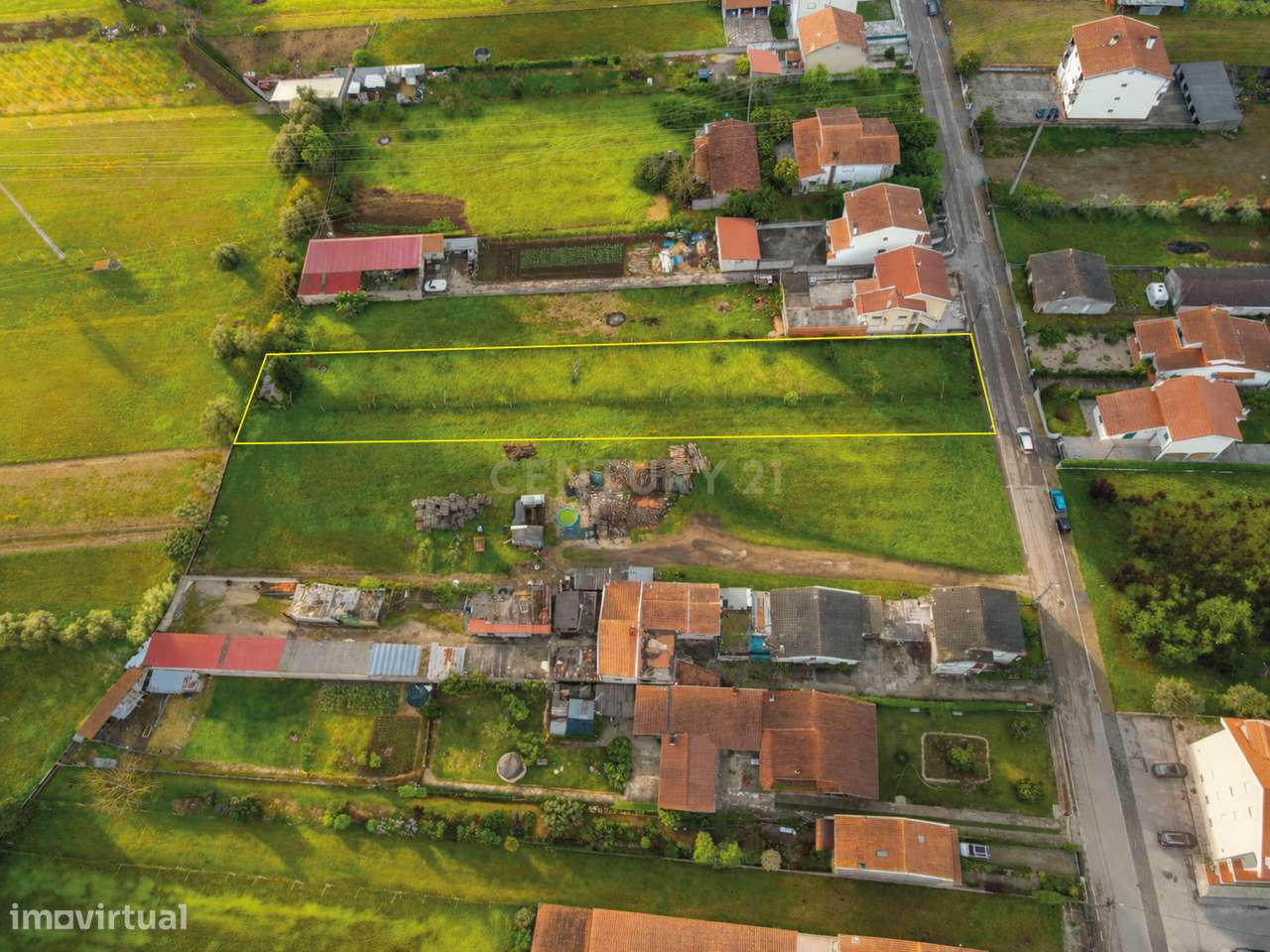 Terreno rústico em zona urbanizável, com 1.780 m² perto do centro da L-5