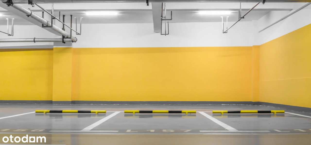 Duże miejsce parkingowe w garażu podziemnym