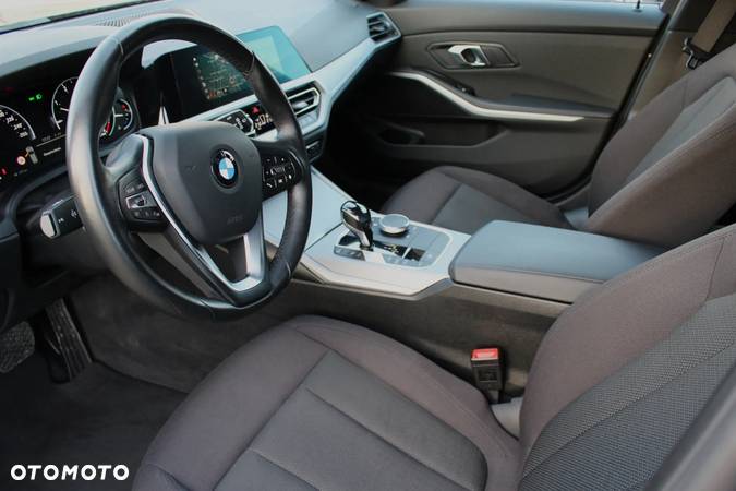 BMW Seria 3 318d Sport Line - 9