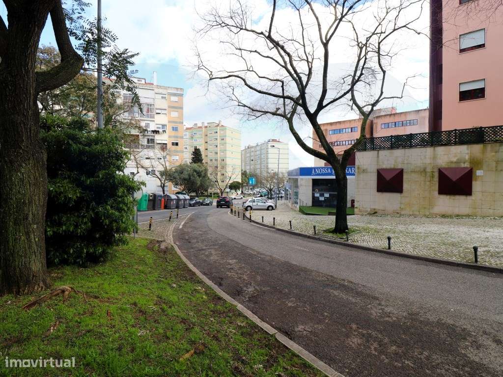 Churrasqueira equipada e pronta a funcionar. - Grande imagem: 4/8