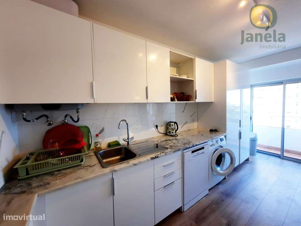 T2 na Avenida 5 de Outubro, com ampla varanda com vista mar - Grande imagem: 3/18