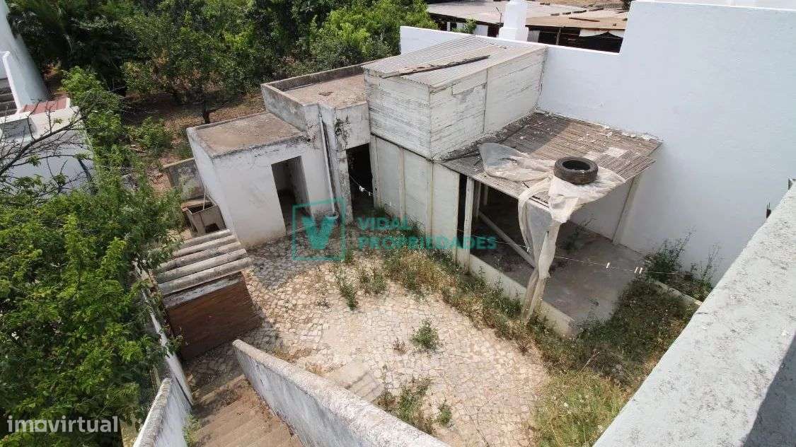 T2 em banda com garagem, jardim e terraço em Faro-11