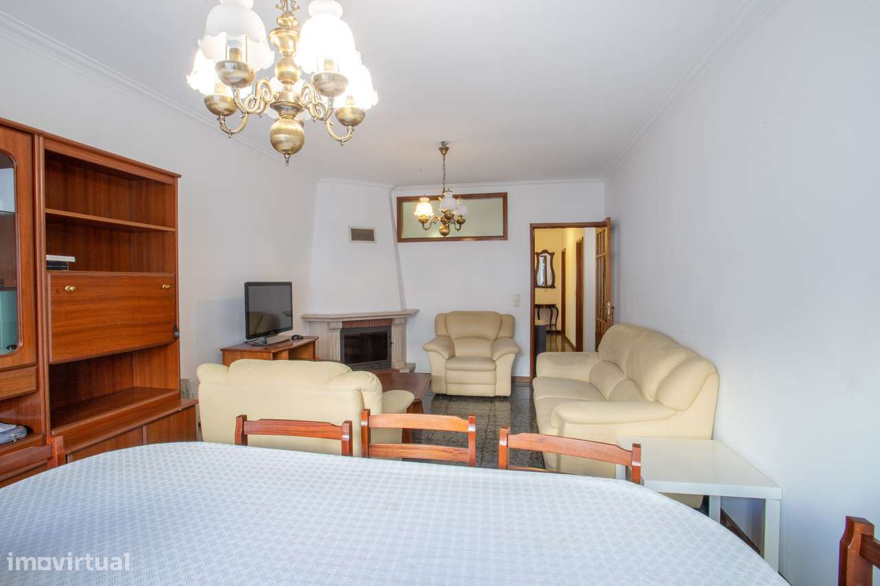 T2 +1 com 102 m² | Varanda | Perto do Metro e Baixa Ribeirinha-11