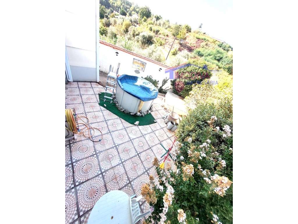 Moradia T4 com aquecimento e garagem em Figueiró dos Vinhos-27
