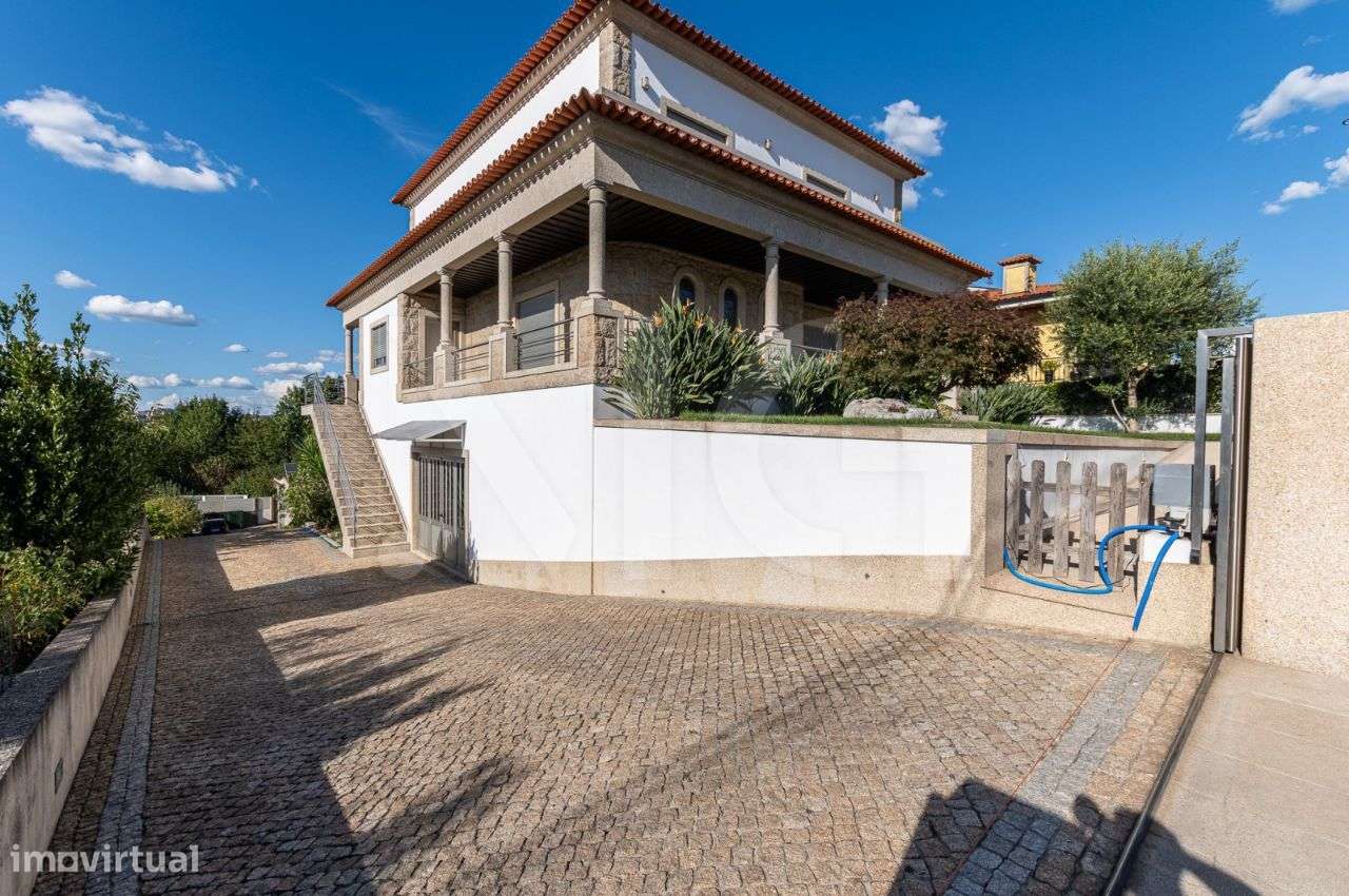 Moradia T3, com Varanda, jardins e Piscina em Felgueiras-9