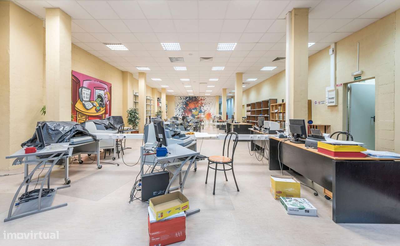 Armazém com Escritórios para Venda – 776 m² | Parque Empresarial em Si-17