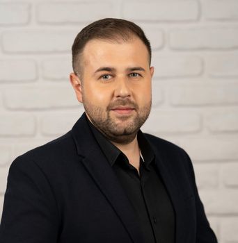 Monu Adrian Siglă