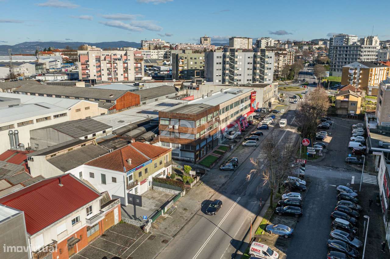 Propriedade de Grande Dimensão com Habitação e Área Industrial - Grande imagem: 4/27