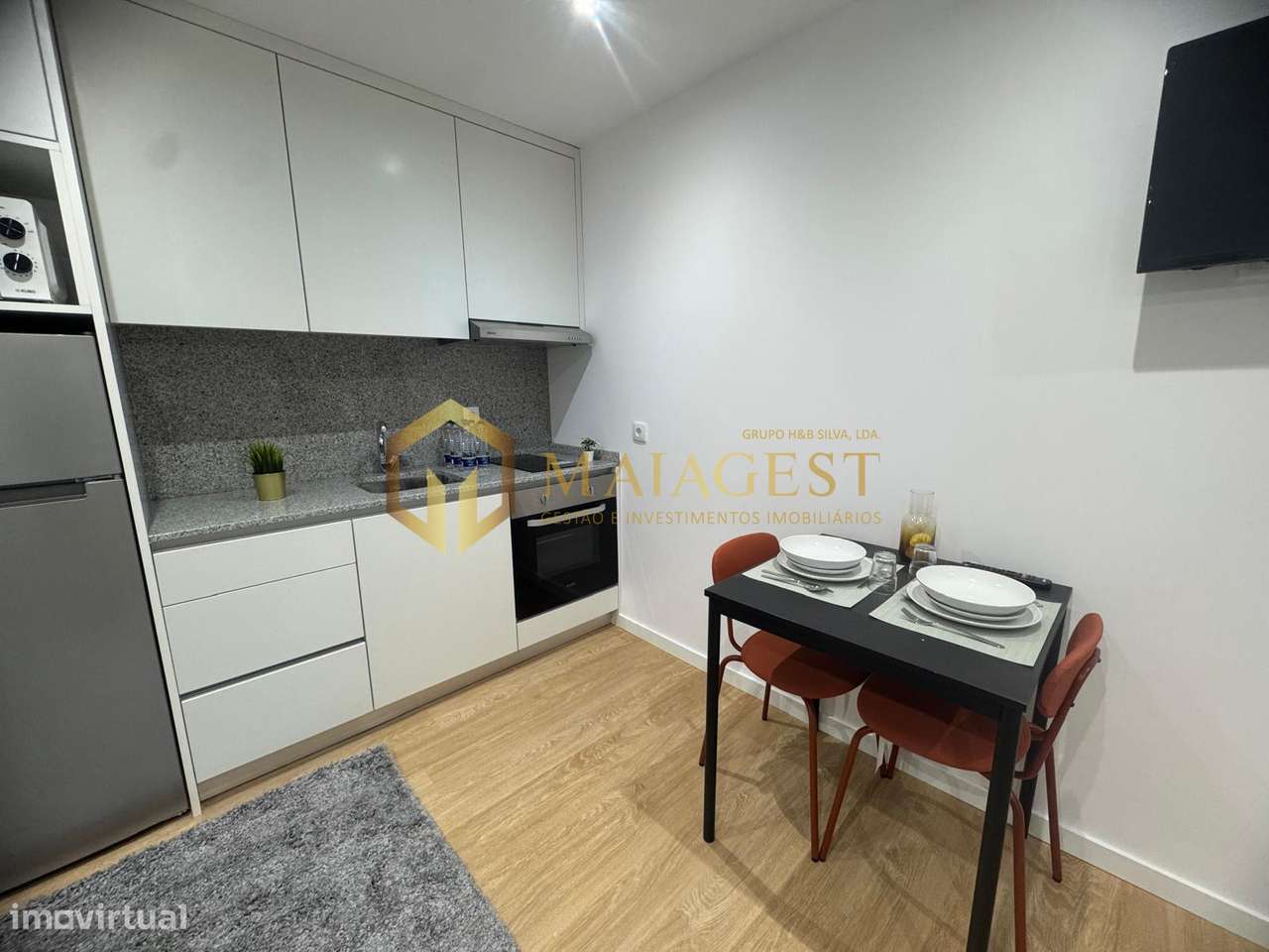 Moradia remodelada dividida em 3 habitações em Canelas-6