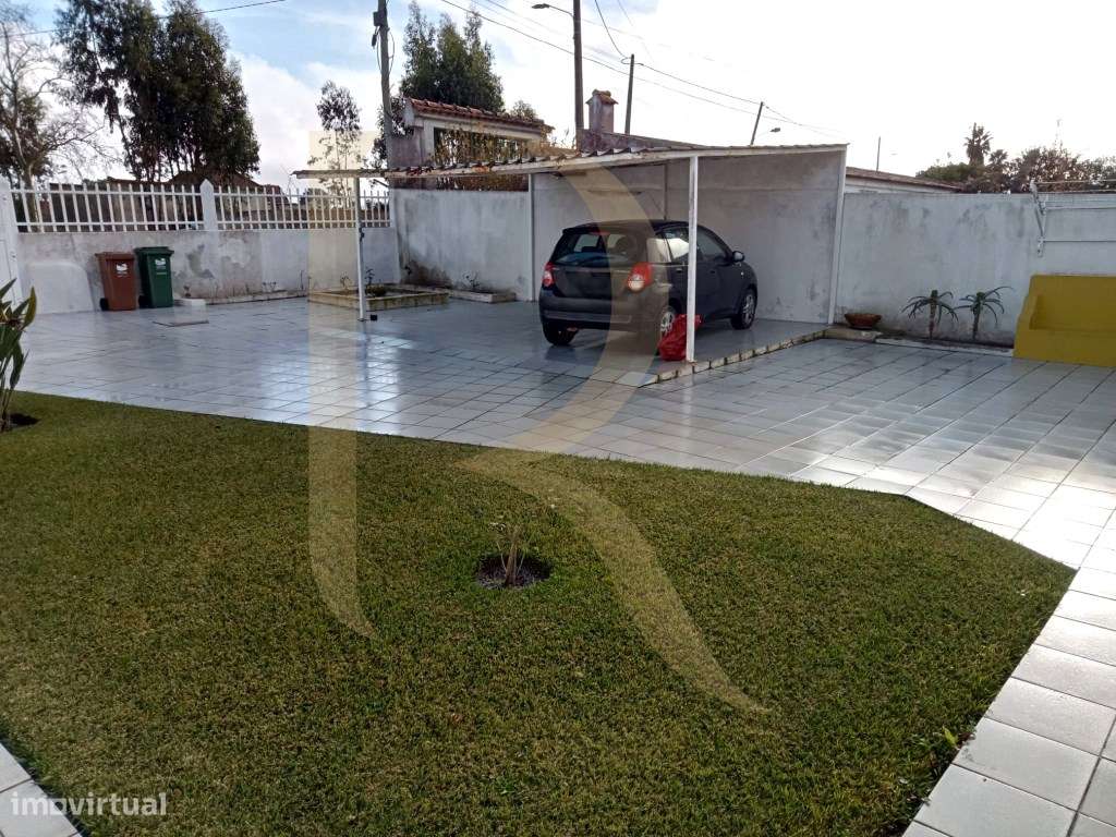 Terreno com construção existente na Quinta da Lobateira - Fernão Ferro - Grande imagem: 5/41