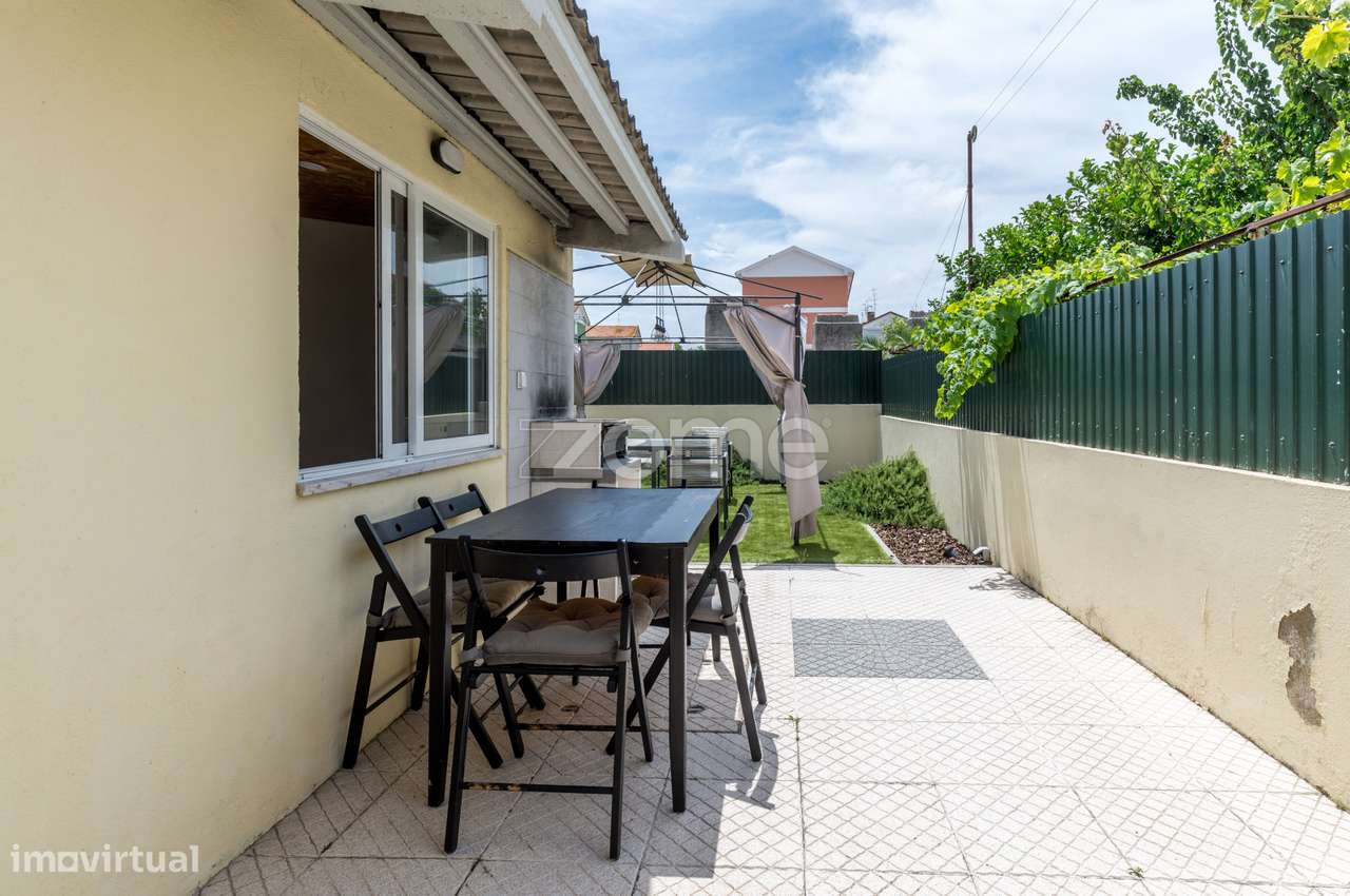 Apartamento T2 com logradouro e anexo.-15