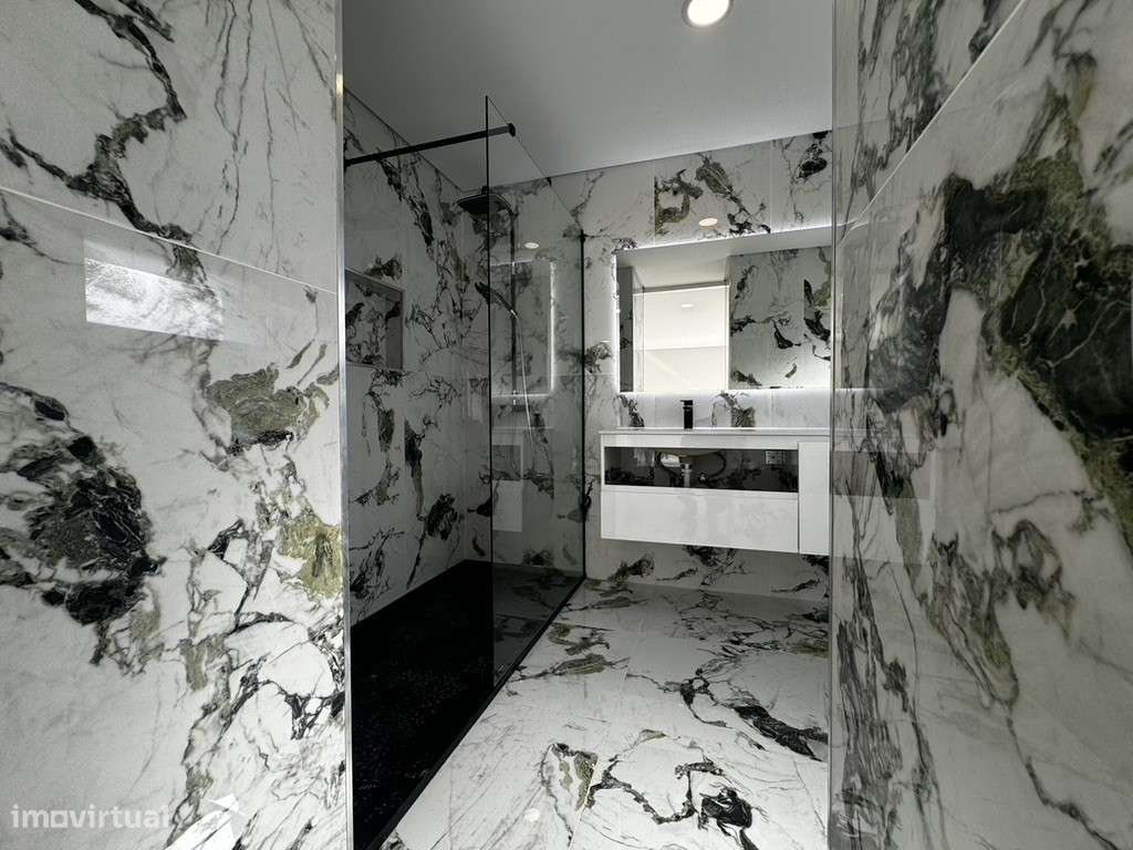 Moradia com 3 Suites, Garagem, Logradouro, Churrasqueira e Piscina-36