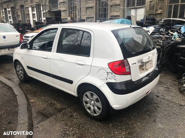 Dezmembrez Hyundai Getz alb 2008 benzina - 3