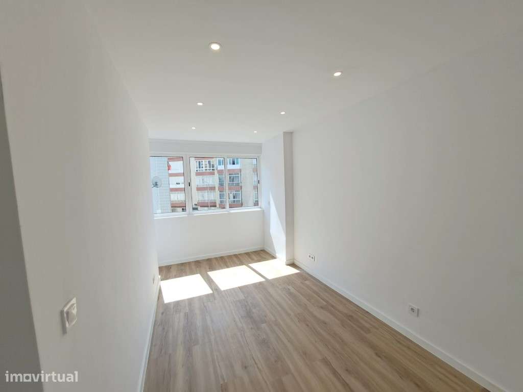 Acolhedor apartamento T1, próximo a Comércio e Serviços, totalmente...-0