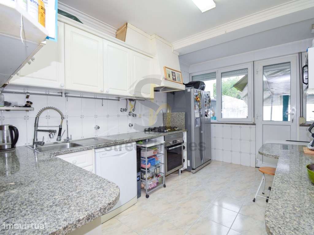 Moradia espaçosa com 2 pisos mais sótão , garagem e espaço exterior...-33