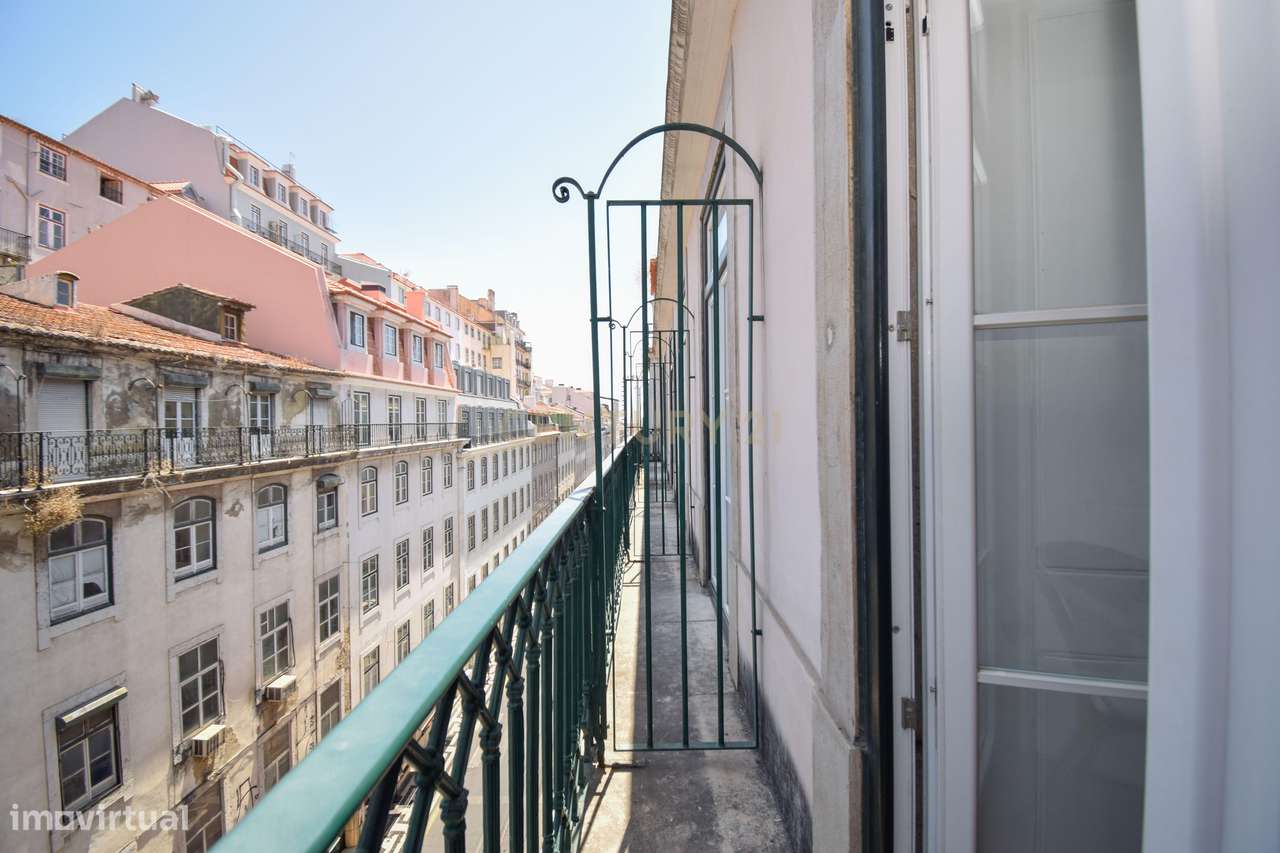 Apartamento T2 renovado na Rua dos Fanqueiros-24