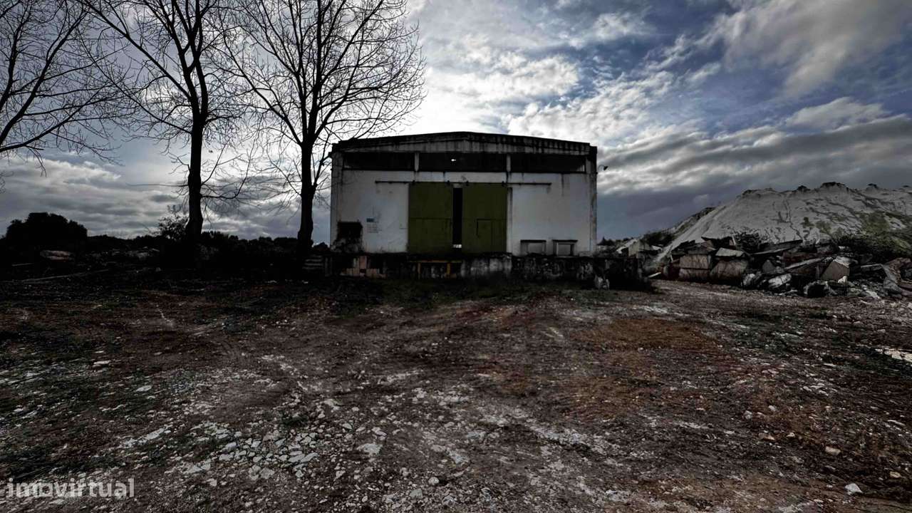 Armazém Industrial em Vila Viçosa com 1827m2 e 2 edifícios de serviços - Grande imagem: 2/42