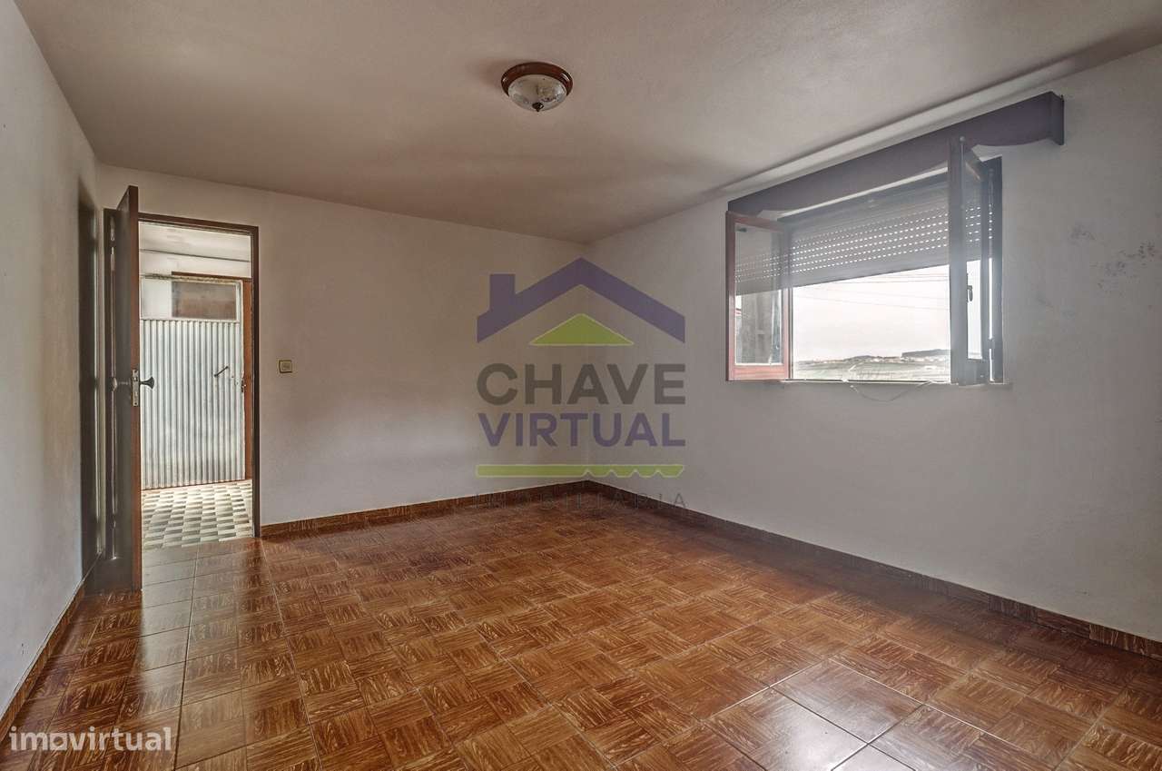 Moradia V3 com Terreno Urbano e Garagem - Seixal, Lourinhã-38