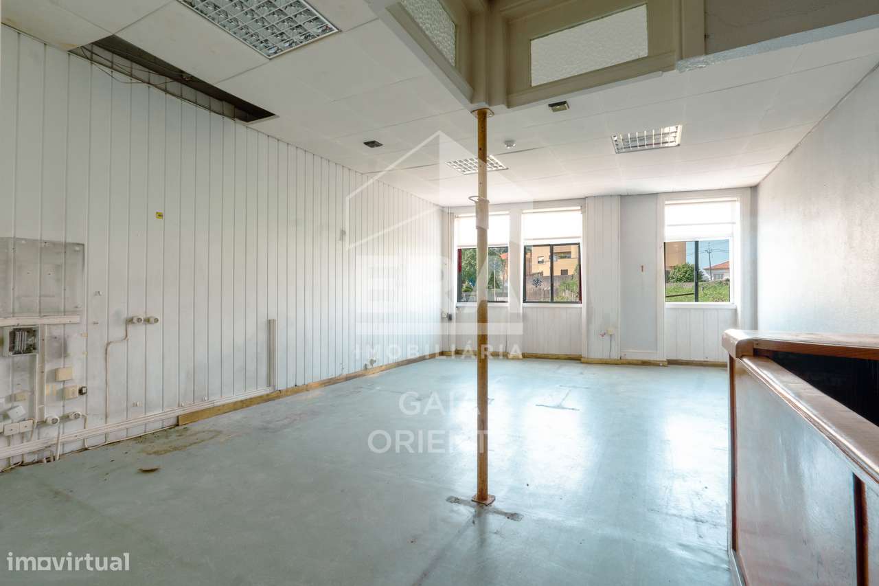 Moradia T5 com comércio no centro dos Carvalhos-19