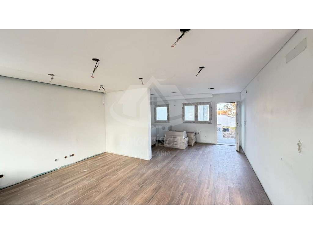 Moradia V4 com terraço, jardim e anexo, com remodelação total no Ba... - Grande imagem: 4/24