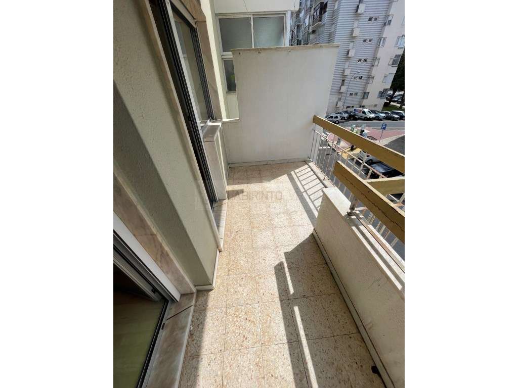 Vende-se T2 com varandas e arrecadação em Oeiras-11
